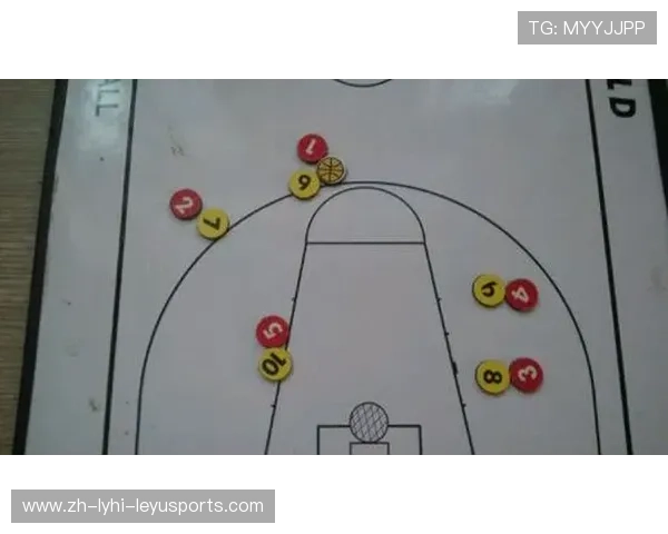 足球比赛中的进攻套路与战术演练分析